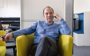 Prof. Dr. Vincent C. Müller vom Lehrstuhl für Theory and Ethics of Artificial Intelligence (Alexander von Humboldt-Professur). (Bild: FFAU/Georg Pöhlein)